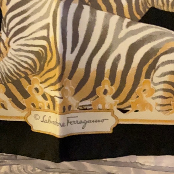 NEW SALVATORE FERRAGAMO silk scarf black with jungle pattern 16.5” square - Picture 5 of 7